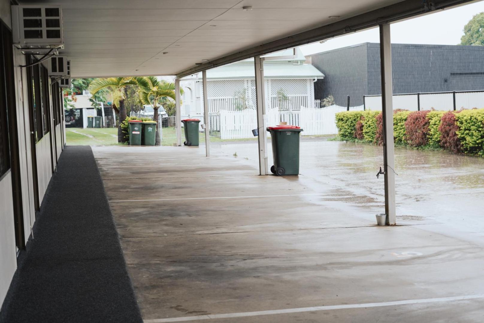 Porky'S Motel Rockhampton Exterior photo