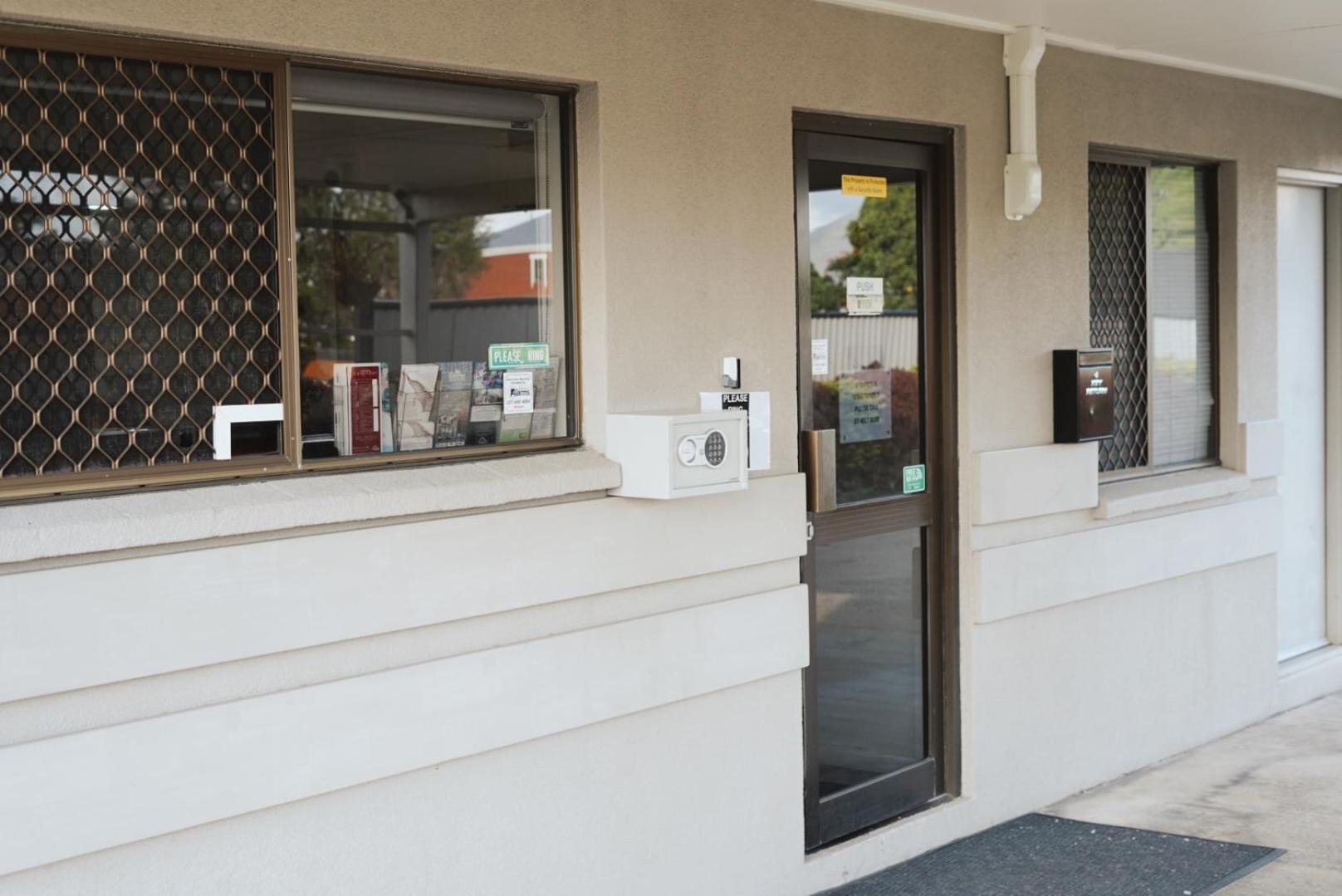 Porky'S Motel Rockhampton Exterior photo