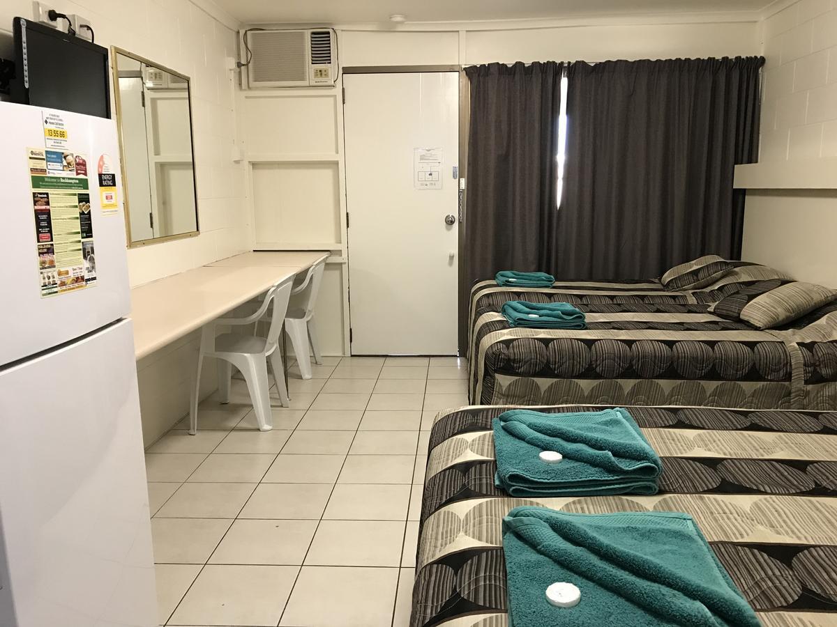 Porky'S Motel Rockhampton Exterior photo